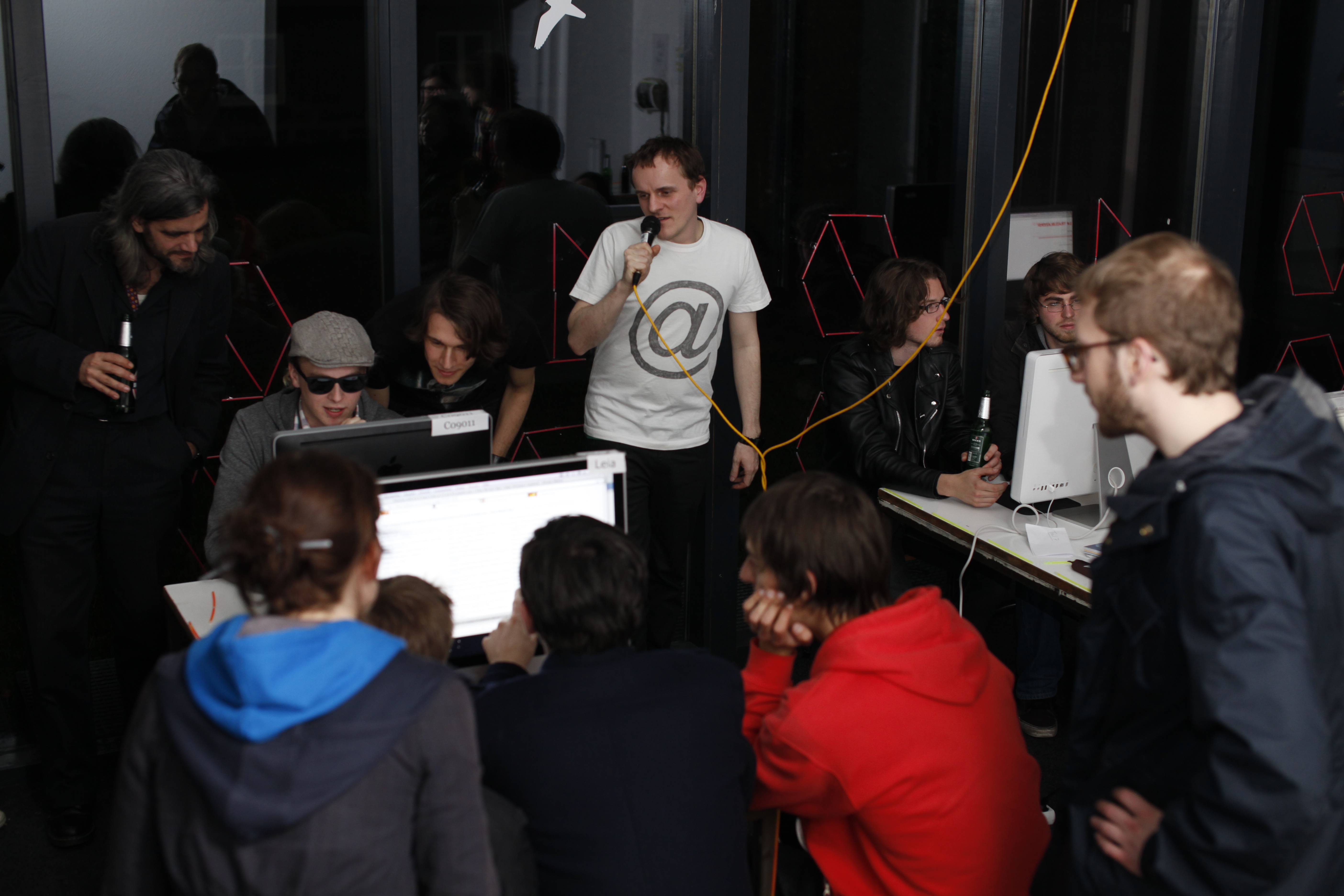 Picture from Trail Blazers competition #1 at Merz Akademie Stuttgart: Surfers highly concentrated searching for the next link, Dragan Espenschied as Master of the Ceremony, spectators in the background